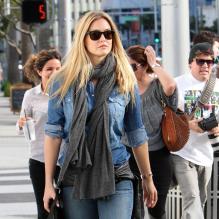 Bar Refaeli stylée avec ses Ray-Ban Wayfarer à Beverly Hills. Le 17 février 2012.