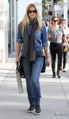Bar Refaeli s'accorde un petit plaisir solitaire en allant faire du shopping à Beverly Hills. Le 17 février 2012.