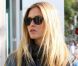 Bar Refaeli, habillée d'un costume canadien et de baskets Jimmy Choo, s'accorde un plaisir solitaire à Beverly Hills. Le 17 février 2012.