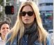 Bar Refaeli s'accorde un petit plaisir solitaire en allant faire du shopping à Beverly Hills. Le 17 février 2012.
