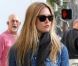 Bar Refaeli, habillée d'un costume canadien et de baskets Jimmy Choo, s'accorde un plaisir solitaire à Beverly Hills. Le 17 février 2012.