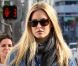 Bar Refaeli, habillée d'un costume canadien et de baskets Jimmy Choo, s'accorde un plaisir solitaire à Beverly Hills. Le 17 février 2012.