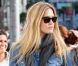 Bar Refaeli, habillée d'un costume canadien et de baskets Jimmy Choo, s'accorde un plaisir solitaire à Beverly Hills. Le 17 février 2012.