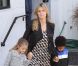 Heidi Klum entourée de Leni et de son fils Henry lors d'une sortie à Los Angeles le 18 février 2012