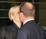  Le prince Albert II de Monaco et sa femme la princesse Charlene s'embrassent lors de la cérémonie de la Croix-Rouge, à Monaco, le 21 février 2012 