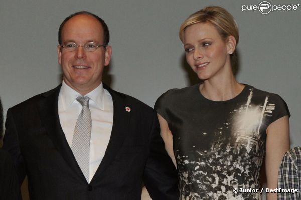 Le prince Albert II de Monaco et sa femme la princesse Charlene, sublime, ont assisté à la cérémonie de la Croix-Rouge, à Monaco, le 21 février 2012
