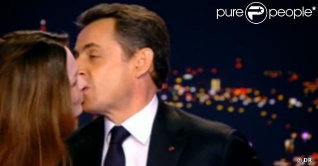 Quelques secondes avant l'antenne, Carla Bruni arrange le col de  Nicolas Sarkozy et l'embrasse pour lui souhaiter bonne chance sur le  plateau du 20 heures de TF1, le 15 février 2012.