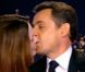 Quelques secondes avant l'antenne, Carla Bruni arrange le col de  Nicolas Sarkozy et l'embrasse pour lui souhaiter bonne chance sur le  plateau du 20 heures de TF1, le 15 février 2012.