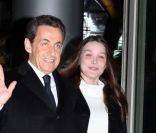 Carla Bruni et Nicolas Sarkozy arrivent dans les locaux de TF1 où le  président annoncera sa candidature sur le plateau du JT, le 15 février  2012.