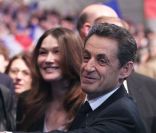 Carla Bruni-Sarkozy et Nicolas Sarkozy fendent la foule réunie au Parc Chanot à Marseille, le 19 février 2012.
