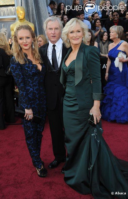 La moda en los Oscars y Cannes 2012 802561-glenn-close-son-mari-david-shaw-et-sa-637x0-2