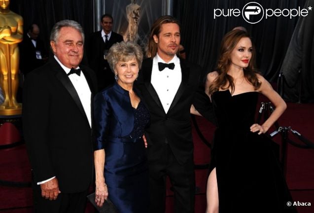 La moda en los Oscars y Cannes 2012 802608-angelina-jolie-brad-pitt-et-ses-637x0-2