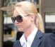 Nicollette Sheridan souriante et décidée sur le chemin du tribunal