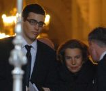 Liliane Bettencourt et et son petit fils Jean-Victor Bettencourt-Meyers, à Paris, le 22 novembre 2007.<br />