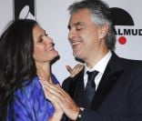  Andrea Bocelli avec sa compagne Veronica lors du lancement de sa fondation en faveur des personnes démunies et de la recherche médicale, le 9 décembre 2011 à Los Angeles. 
 Andrea Bocelli et sa compagne Veronica Berti, en couple depuis 2002, ont eu le 21 mars 2012 une petite fille : Virginia. 