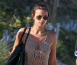 Irina Shayk passe l'après-midi à la plage à Miami avec des amis, le 23 mars 2012
