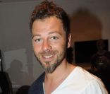 Souriant et motivé malgré son handicap, Christophe Maé s\'est donné à 200% lors de l\'événement Une Nuit à Makala, au Zénith de Lille le lundi 26 mars 2012