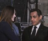 Nicolas Sarkozy et Carla Bruni dans les coulisses de l\'émission Des Paroles et des actes sur France 2, le 6 mars 2012.