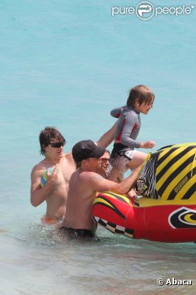 Jon Bon Jovi aide sa tribu à monter à bord d'un radeau en plastique à Saint-Barthélemy, le 29 mars 2012.