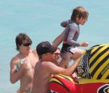 Jon Bon Jovi aide sa tribu à monter à bord d'un radeau en plastique à Saint-Barthélemy, le 29 mars 2012.