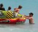 Jon Bon Jovi aide sa tribu à monter à bord d'un radeau en plastique à Saint-Barthélemy, le 29 mars 2012.