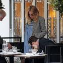 Sienna Miller, enceinte et radieuse, profite de son amoureux