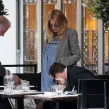 Sienna Miller enceinte et radieuse à Londres, le 30 mars 2012.