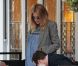 Sienna Miller, enceinte et radieuse, profite de son amoureux
