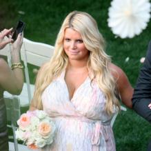 Jessica Simpson en demoiselle d'honneur lors du mariage de son assistante Lauren, à Los Angeles, le dimanche 25 mars 2012.
