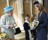 Une belle complicité ! La reine Elizabeth II était accompagnée par sa petite-fille la princesse Beatrice d'York, le 5 avril 2012, pour le Royal Maundy Service, la cérémonie du Jeudi saint, à York Minster, cathédrale d'York.