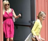 Reese Witherspoon s'est rendue à l'église pour le dimanche de Pâques. Sa fille Ava lui a volé la vedette ! 8 avril 2012 à Santa Monica