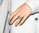 Jessica Biel, à l'aéroport de Los Angeles, affiche sa jolie bague de fiançailles. Le 11 avril 2012.