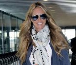Elle Macpherson, stylée à l'aéroport d'Heathrow, s'apprête à embarquer direction l'Inde. Londres, le 13 avril 2012.