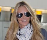 Elle Macpherson, stylée à l'aéroport d'Heathrow, s'apprête à embarquer direction l'Inde. Londres, le 13 avril 2012.