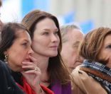 Carla Bruni, aux côtés de la secrétaire d\'État chargée de la Santé Nora Berra, au meeting de Nicolas Sarkozy place de la Concorde à Paris, dimanche 15 avril 2012.