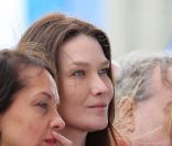 Carla Bruni aux premières loges du meeting de Nicolas Sarkozy place de la Concorde à Paris, dimanche 15 avril 2012.
