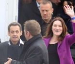 Arrivée du couple Sarkozy place de la Concorde à Paris, dimanche 15 avril 2012.
