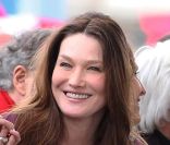 Carla Bruni, souriante et enthousiasmée, au meeting de Nicolas Sarkozy place de la Concorde à Paris, dimanche 15 avril 2012.