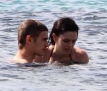 Rachel Bilson et Hayden Christensen en pleine baignade lors de leurs vacances à La Barbade, dans les Caraïbes, le jeudi 12 avril 2012.
