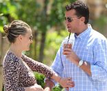   Molly   Sims  enceinte et espiègle avec son mari à  Beverly   Hills  le 27 avril 2012. 