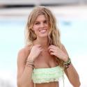 Maryna Linchuk : Femme fatale sur le sable dont le naturel sexy est sans limite