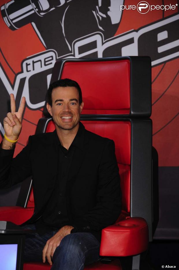 Carson Daly sur l'un des fameux fauteuils de  The Voice  lors d'un évènement presse NBC, à New York, le 16 mai 2011.