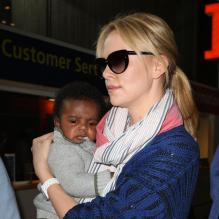 Charlize Theron et son fils Jackson à l'aéroport de Roissy, le 8 mai 2012