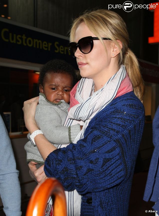 Charlize Theron et son fils Jackson à l'aéroport de Roissy, le 8 mai 2012
