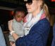 Charlize Theron et son fils Jackson à l'aéroport de Roissy, le 8 mai 2012