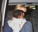 Dans le taxi, Charlize Theron et son fils Jackson sortent de l'aéroport de Roissy, le 8 mai 2012