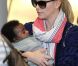 Pour la première fois, Charlize Theron présente son fils Jackson, à l'aéroport de Paris Roissy, le 8 mai 2012