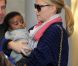 Pour la première fois, Charlize Theron présente son fils Jackson, à l'aéroport de Paris Roissy, le 8 mai 2012