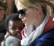 Pour la première fois, Charlize Theron présente son fils Jackson, à l'aéroport de Paris Roissy, le 8 mai 2012