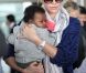 Pour la première fois, Charlize Theron présente son fils Jackson, à l'aéroport de Paris Roissy, le 8 mai 2012